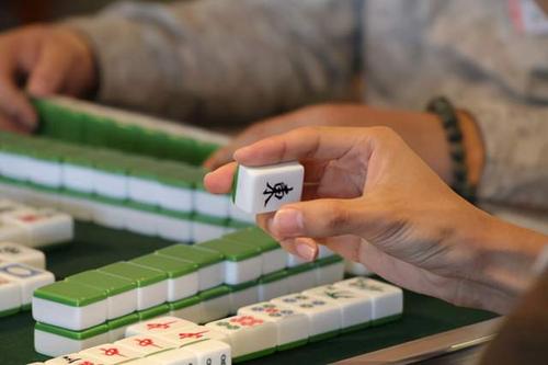 摘要：打麻将时会发出异响这是一种古老的技巧有助于玩家更好地判断牌型