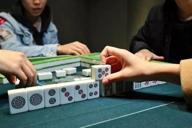 摘要: 麻将是中国一种古老的休闲游戏，它是一个有趣的益智游戏