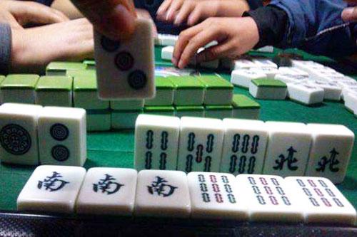 摘要: 打麻将输了跑这个习俗在中国非常常见但也引起不少争议